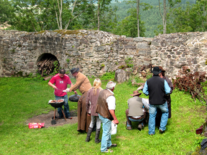 11 Burg Murach eingenommen Eingeborener (Stefan) grillt